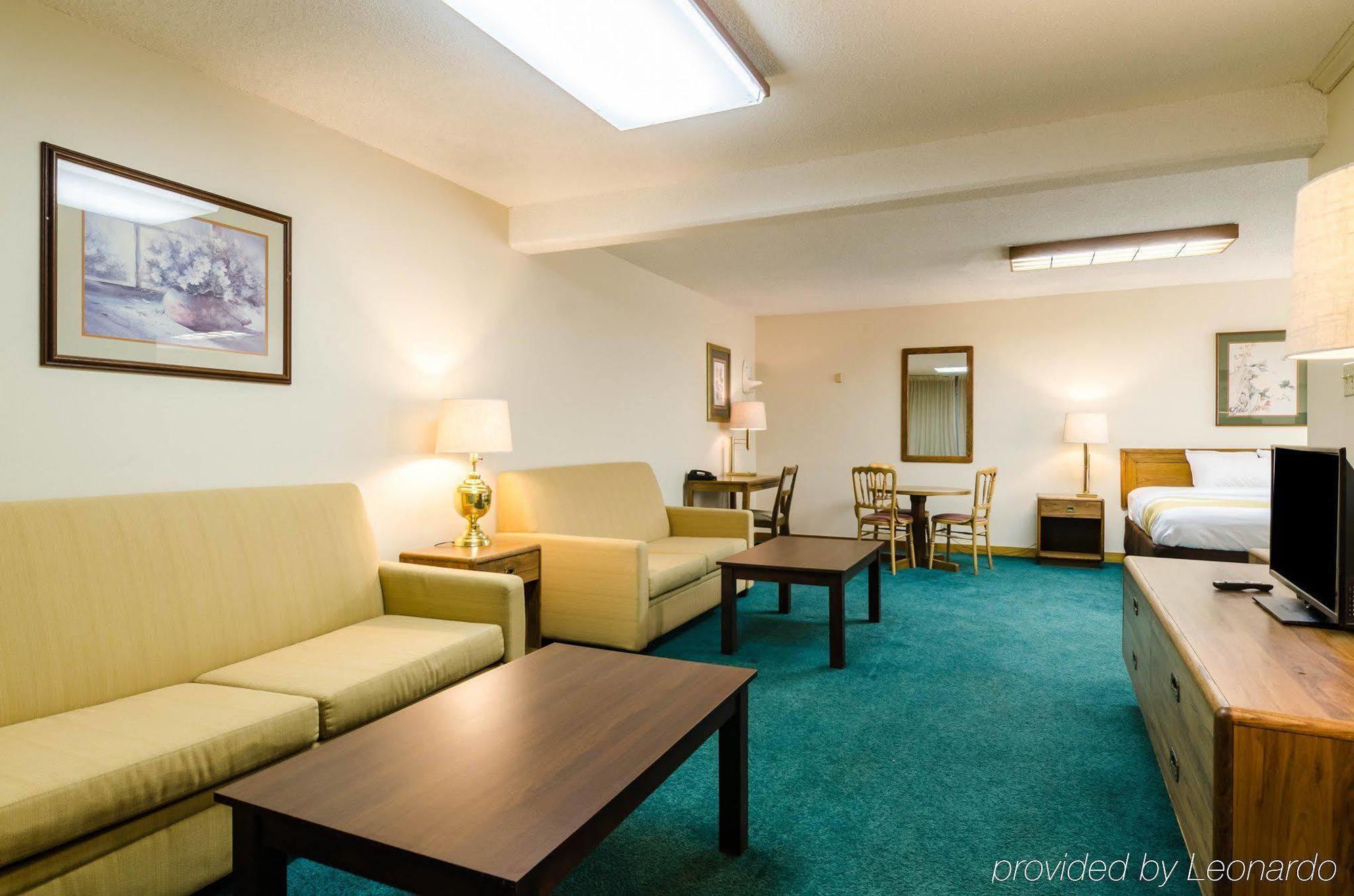 Quality Inn & Suites Огаллала Экстерьер фото