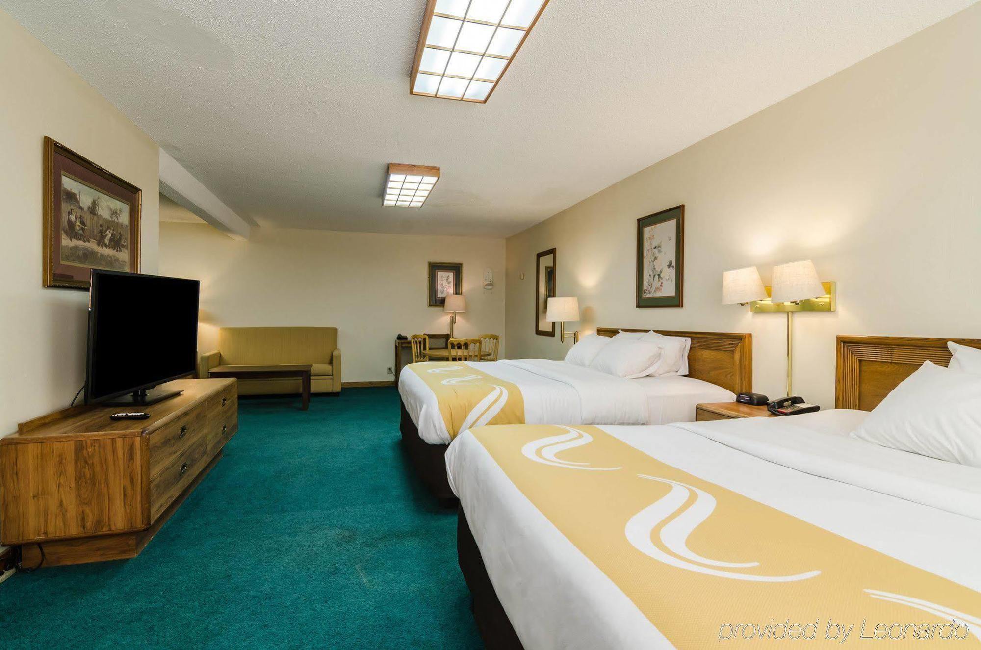 Quality Inn & Suites Огаллала Экстерьер фото