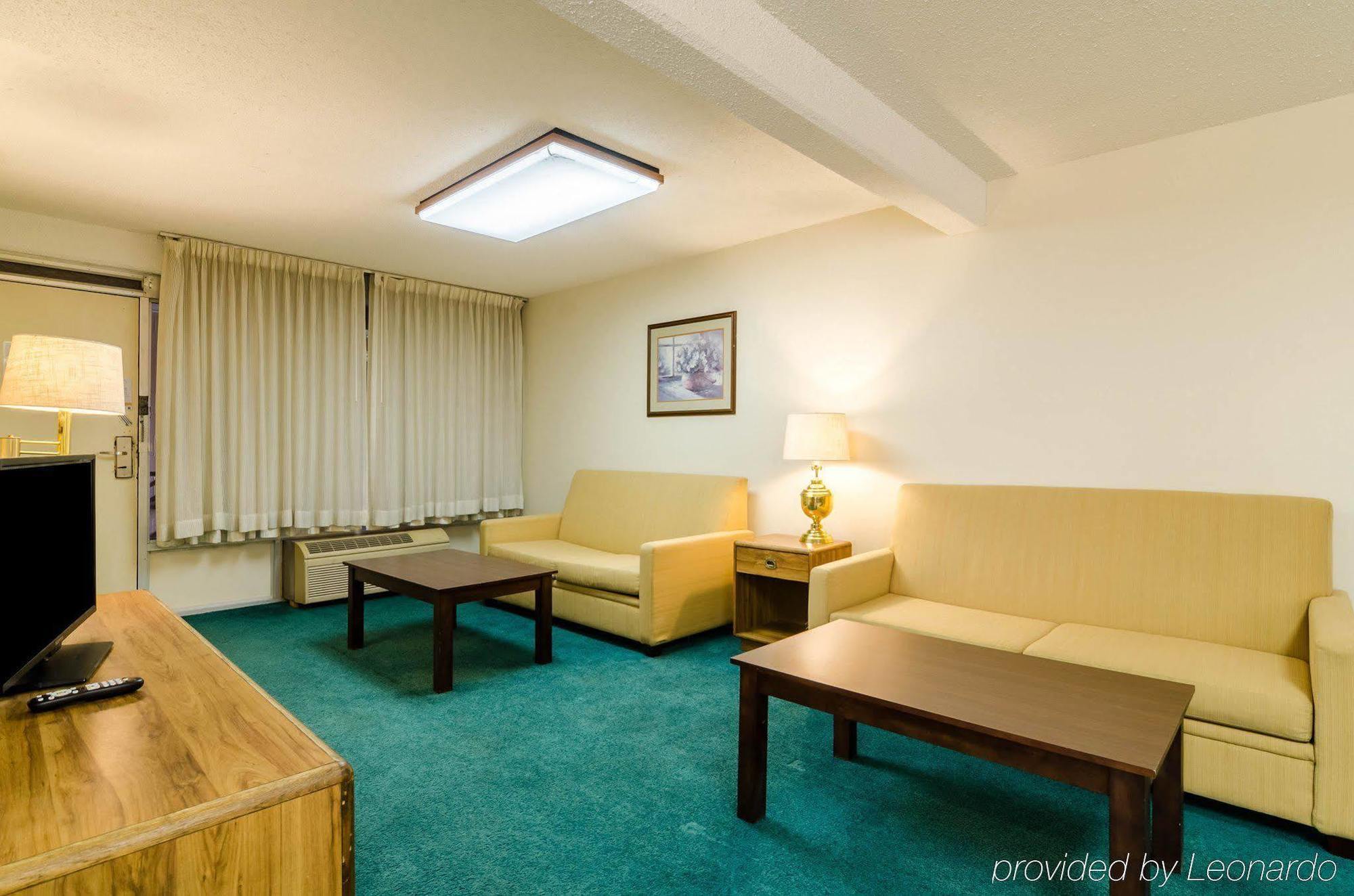 Quality Inn & Suites Огаллала Экстерьер фото