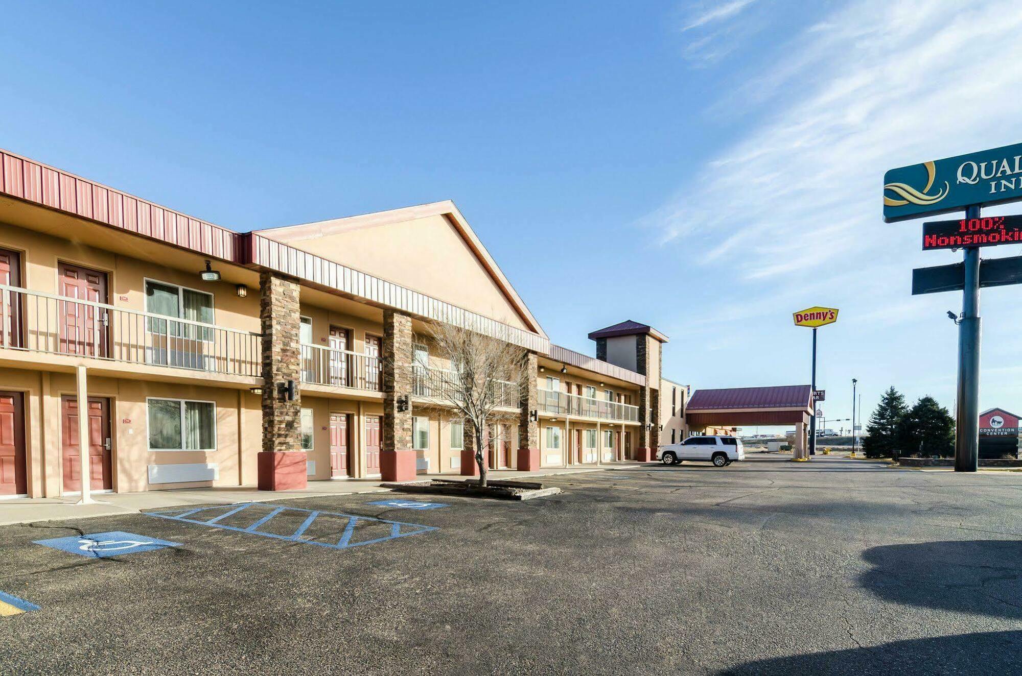 Quality Inn & Suites Огаллала Экстерьер фото